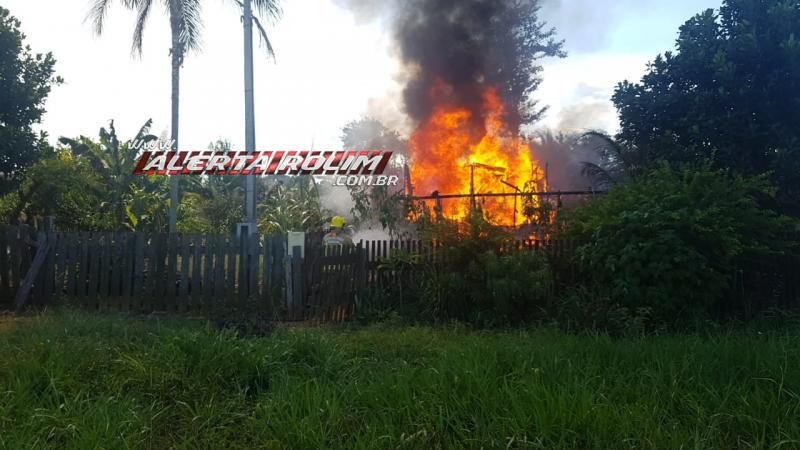 Casa em madeira é consumida por incêndio no Bairro Olímpico em Rolim de Moura Casa em madeira é consumida por incêndio no Bairro Olímpico em Rolim de Moura