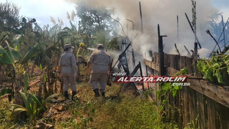 Casa em madeira é consumida por incêndio no Bairro Olímpico em Rolim de Moura Casa em madeira é consumida por incêndio no Bairro Olímpico em Rolim de Moura