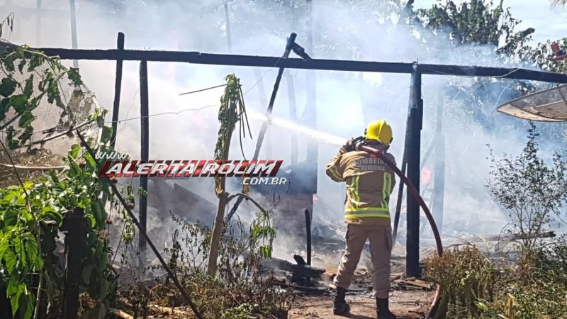 Casa em madeira é consumida por incêndio no Bairro Olímpico em Rolim de Moura Casa em madeira é consumida por incêndio no Bairro Olímpico em Rolim de Moura