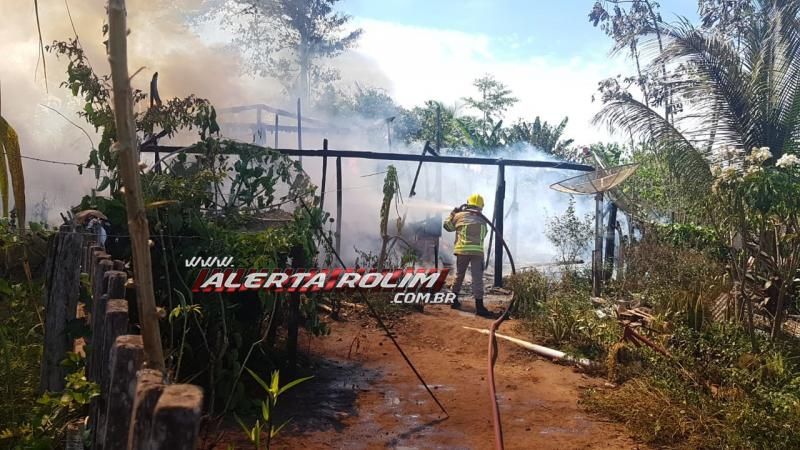 Casa em madeira é consumida por incêndio no Bairro Olímpico em Rolim de Moura Casa em madeira é consumida por incêndio no Bairro Olímpico em Rolim de Moura