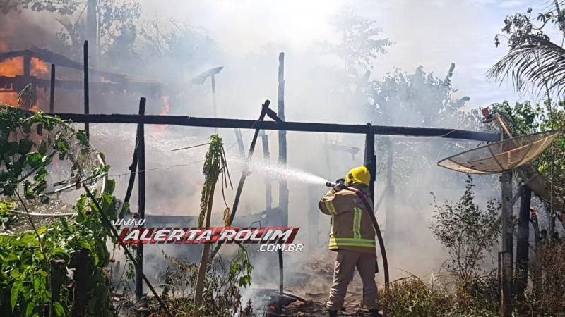 Casa em madeira é consumida por incêndio no Bairro Olímpico em Rolim de Moura Casa em madeira é consumida por incêndio no Bairro Olímpico em Rolim de Moura