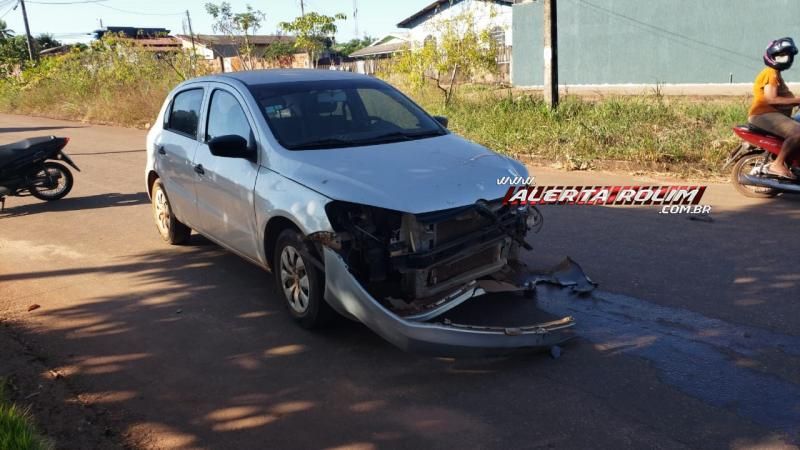 Colisão nesta tarde de domingo entre carro e moto resultou em uma pessoa ferida em Rolim de Moura Colisão nesta tarde de domingo entre carro e moto resultou em uma pessoa ferida em Rolim de Moura