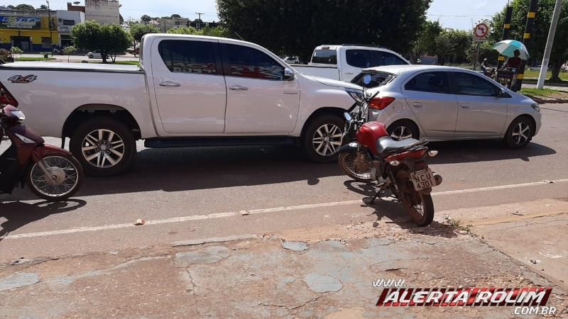 Colisão traseira foi registrada no Centro de Rolim de Moura nesta sexta-feira Colisão traseira foi registrada no Centro de Rolim de Moura nesta sexta-feira
