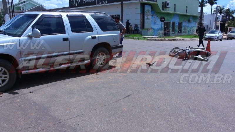 Condutora de moto fratura perna ao ser atingida por camioneta no Centro de Rolim de Moura Condutora de moto fratura perna ao ser atingida por camioneta no Centro de Rolim de Moura