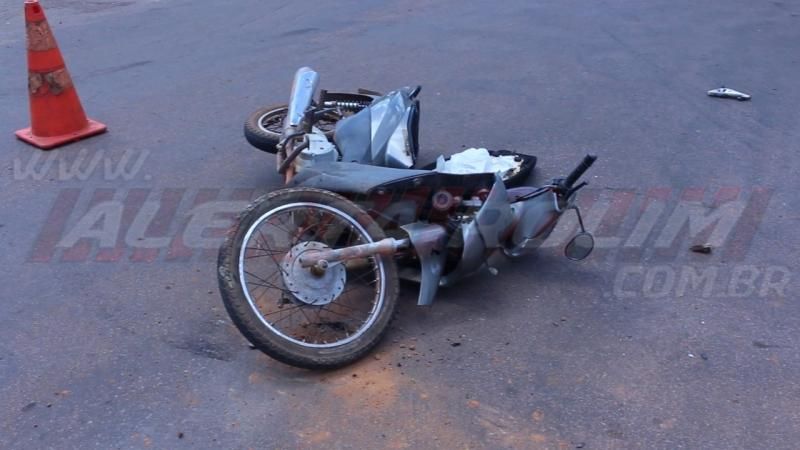 Condutora de moto fratura perna ao ser atingida por camioneta no Centro de Rolim de Moura Condutora de moto fratura perna ao ser atingida por camioneta no Centro de Rolim de Moura