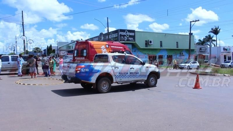 Condutora de moto fratura perna ao ser atingida por camioneta no Centro de Rolim de Moura Condutora de moto fratura perna ao ser atingida por camioneta no Centro de Rolim de Moura