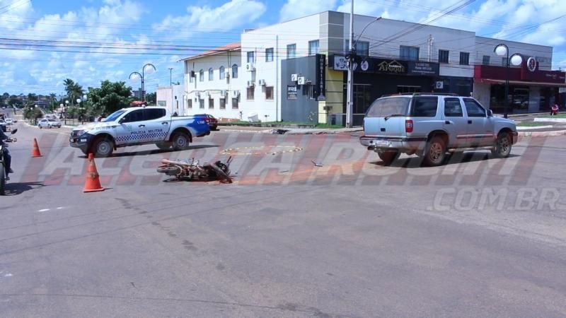 Condutora de moto fratura perna ao ser atingida por camioneta no Centro de Rolim de Moura Condutora de moto fratura perna ao ser atingida por camioneta no Centro de Rolim de Moura