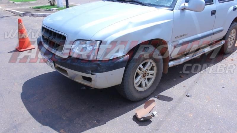 Condutora de moto fratura perna ao ser atingida por camioneta no Centro de Rolim de Moura Condutora de moto fratura perna ao ser atingida por camioneta no Centro de Rolim de Moura