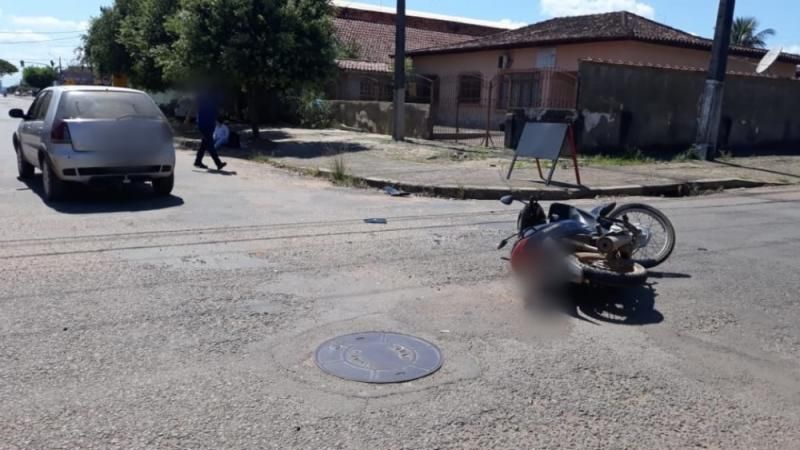 Condutora de motocicleta vai parar em cima de teto de um veiculo após colisão em RO Condutora de motocicleta vai parar em cima de teto de um veiculo após colisão em RO