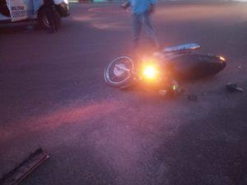 Condutora inabilitada fica ferida após ser atingida por carro no Centro de Rolim de Moura Condutora inabilitada fica ferida após ser atingida por carro no Centro de Rolim de Moura