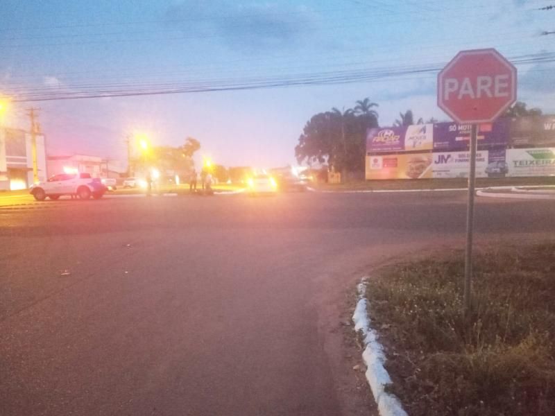 Condutora inabilitada fica ferida após ser atingida por carro no Centro de Rolim de Moura Condutora inabilitada fica ferida após ser atingida por carro no Centro de Rolim de Moura