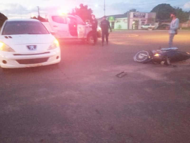 Condutora inabilitada fica ferida após ser atingida por carro no Centro de Rolim de Moura Condutora inabilitada fica ferida após ser atingida por carro no Centro de Rolim de Moura
