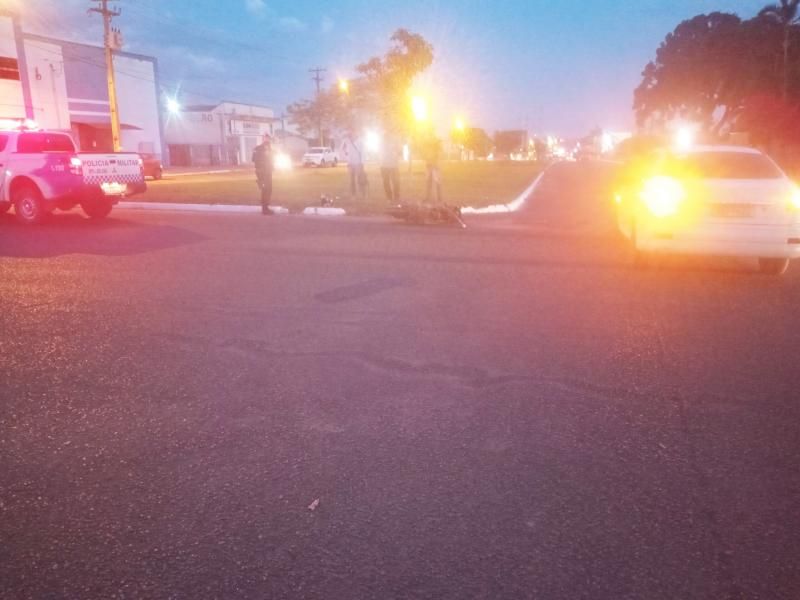 Condutora inabilitada fica ferida após ser atingida por carro no Centro de Rolim de Moura Condutora inabilitada fica ferida após ser atingida por carro no Centro de Rolim de Moura