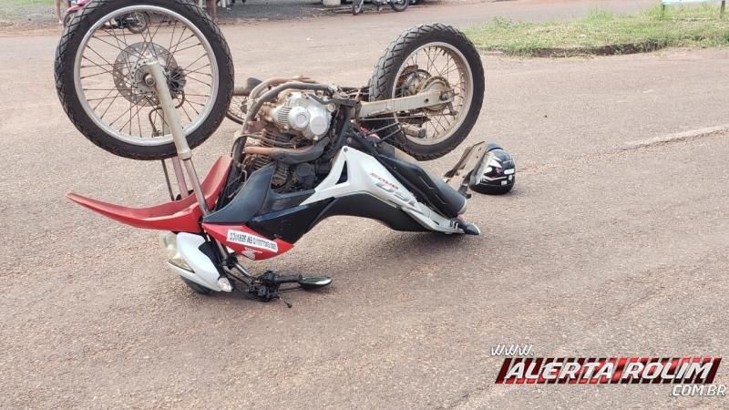 Dois ficam feridos após colisão entre motos no Bairro Industrial em Rolim de Moura Dois ficam feridos após colisão entre motos no Bairro Industrial em Rolim de Moura
