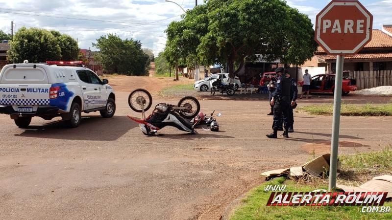 Dois ficam feridos após colisão entre motos no Bairro Industrial em Rolim de Moura Dois ficam feridos após colisão entre motos no Bairro Industrial em Rolim de Moura