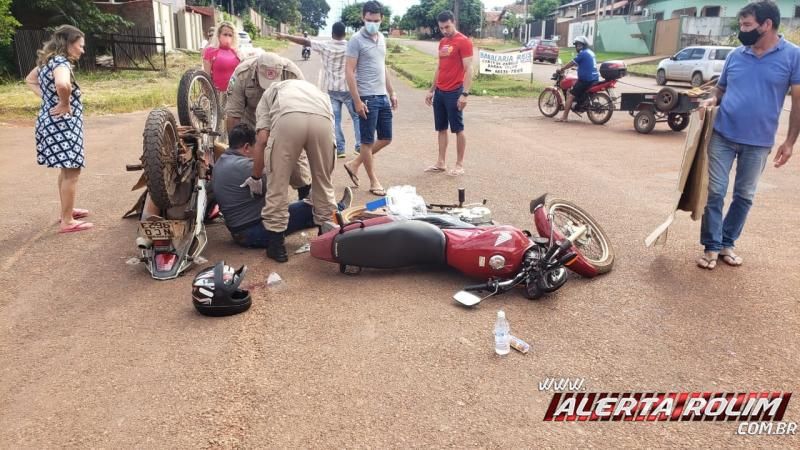 Dois ficam feridos após colisão entre motos no Bairro Industrial em Rolim de Moura Dois ficam feridos após colisão entre motos no Bairro Industrial em Rolim de Moura