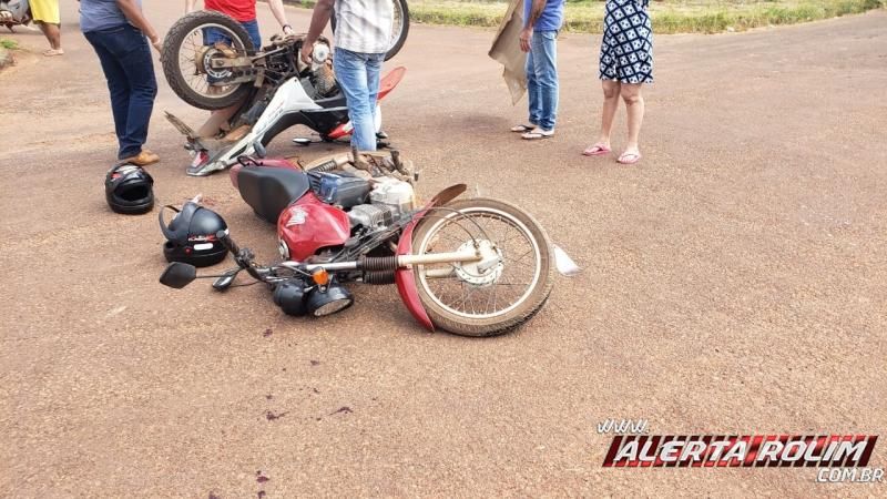 Dois ficam feridos após colisão entre motos no Bairro Industrial em Rolim de Moura Dois ficam feridos após colisão entre motos no Bairro Industrial em Rolim de Moura