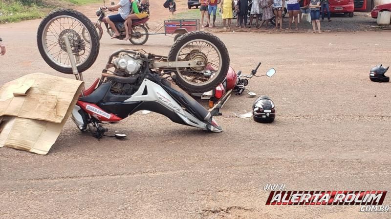 Dois ficam feridos após colisão entre motos no Bairro Industrial em Rolim de Moura Dois ficam feridos após colisão entre motos no Bairro Industrial em Rolim de Moura