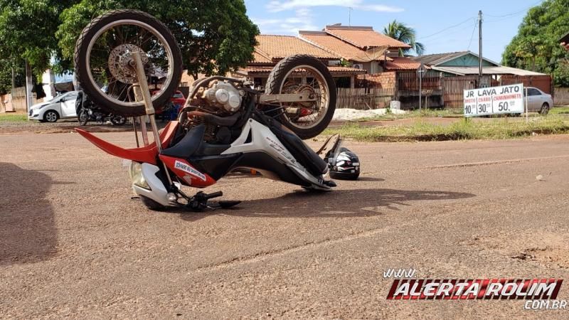 Dois ficam feridos após colisão entre motos no Bairro Industrial em Rolim de Moura Dois ficam feridos após colisão entre motos no Bairro Industrial em Rolim de Moura