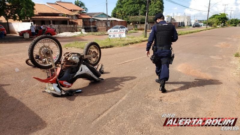 Dois ficam feridos após colisão entre motos no Bairro Industrial em Rolim de Moura Dois ficam feridos após colisão entre motos no Bairro Industrial em Rolim de Moura