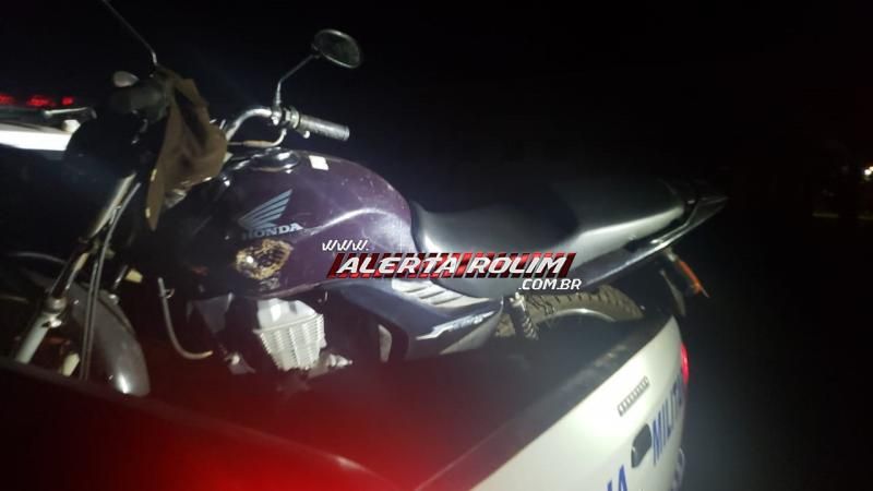 Homem é preso pela PM com arma de fogo em Rolim de Moura; uma moto roubada também foi apreendida Homem é preso pela PM com arma de fogo em Rolim de Moura; uma moto roubada também foi apreendida