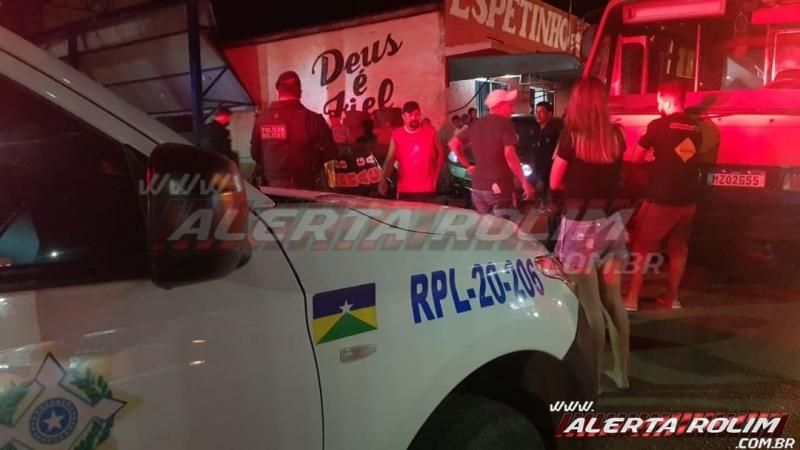 Homem perde o controle da direção do carro e atinge várias mesas de lanchonete e outros veículos em Rolim de Moura Homem perde o controle da direção do carro e atinge várias mesas de lanchonete e outros veículos em Rolim de Moura