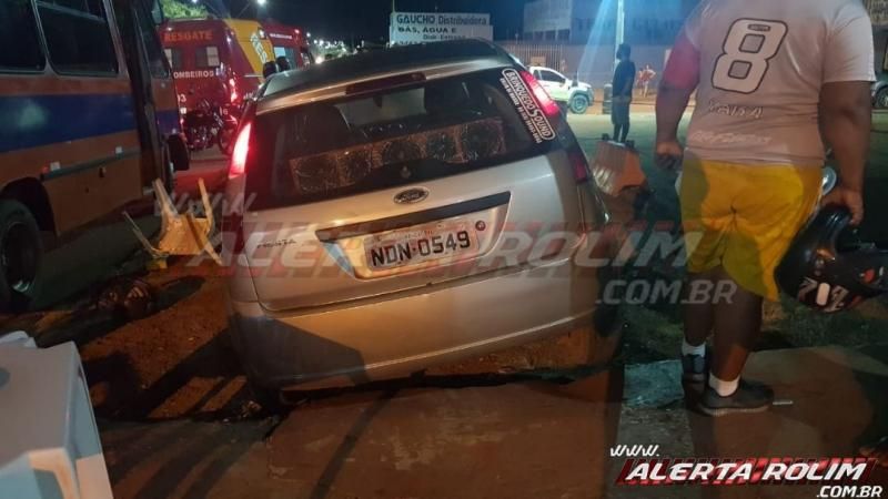 Homem perde o controle da direção do carro e atinge várias mesas de lanchonete e outros veículos em Rolim de Moura Homem perde o controle da direção do carro e atinge várias mesas de lanchonete e outros veículos em Rolim de Moura