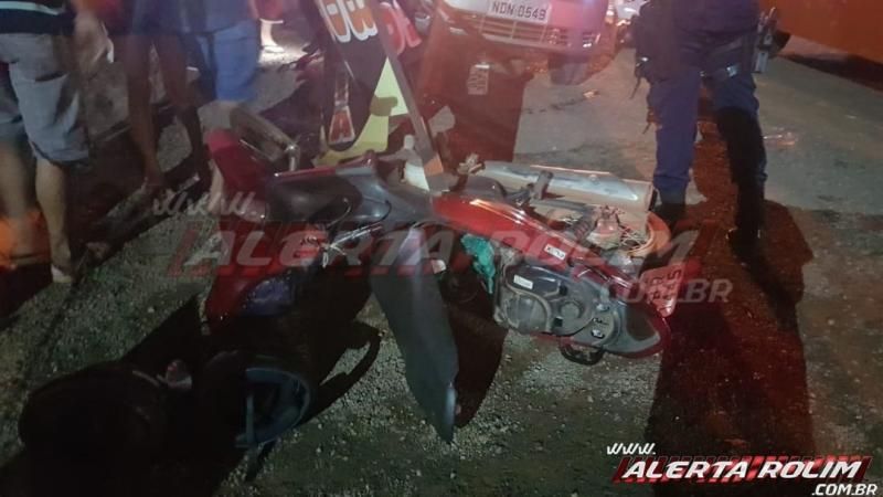 Homem perde o controle da direção do carro e atinge várias mesas de lanchonete e outros veículos em Rolim de Moura Homem perde o controle da direção do carro e atinge várias mesas de lanchonete e outros veículos em Rolim de Moura