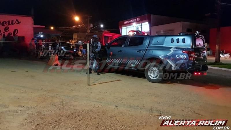 Homem perde o controle da direção do carro e atinge várias mesas de lanchonete e outros veículos em Rolim de Moura Homem perde o controle da direção do carro e atinge várias mesas de lanchonete e outros veículos em Rolim de Moura