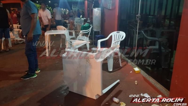 Homem perde o controle da direção do carro e atinge várias mesas de lanchonete e outros veículos em Rolim de Moura Homem perde o controle da direção do carro e atinge várias mesas de lanchonete e outros veículos em Rolim de Moura