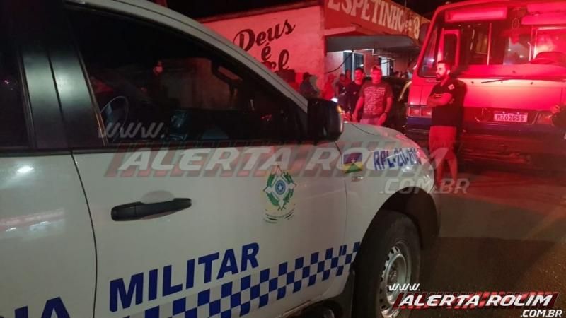 Homem perde o controle da direção do carro e atinge várias mesas de lanchonete e outros veículos em Rolim de Moura Homem perde o controle da direção do carro e atinge várias mesas de lanchonete e outros veículos em Rolim de Moura