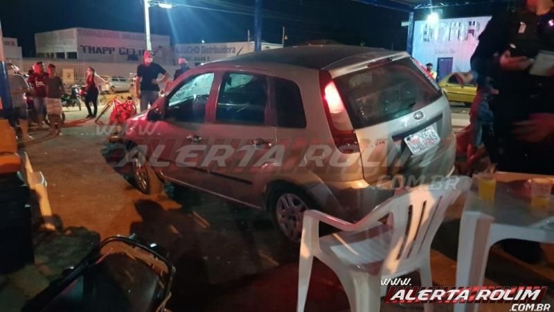 Homem perde o controle da direção do carro e atinge várias mesas de lanchonete e outros veículos em Rolim de Moura Homem perde o controle da direção do carro e atinge várias mesas de lanchonete e outros veículos em Rolim de Moura