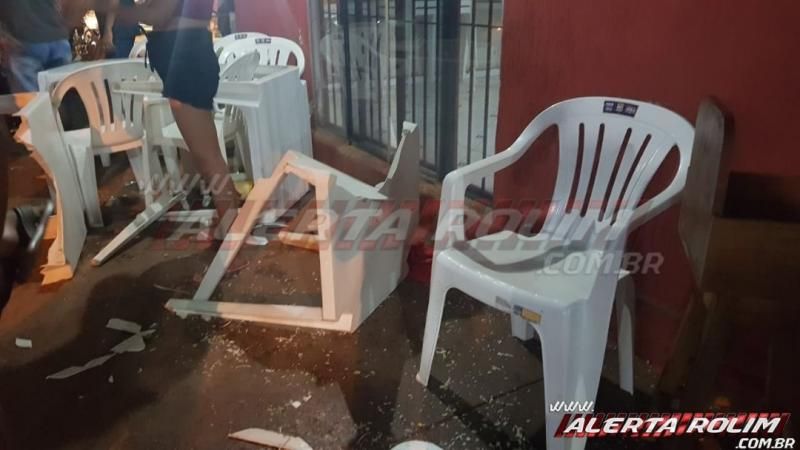 Homem perde o controle da direção do carro e atinge várias mesas de lanchonete e outros veículos em Rolim de Moura Homem perde o controle da direção do carro e atinge várias mesas de lanchonete e outros veículos em Rolim de Moura