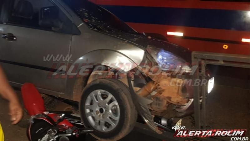 Homem perde o controle da direção do carro e atinge várias mesas de lanchonete e outros veículos em Rolim de Moura Homem perde o controle da direção do carro e atinge várias mesas de lanchonete e outros veículos em Rolim de Moura