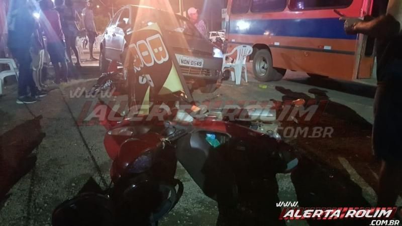 Homem perde o controle da direção do carro e atinge várias mesas de lanchonete e outros veículos em Rolim de Moura Homem perde o controle da direção do carro e atinge várias mesas de lanchonete e outros veículos em Rolim de Moura