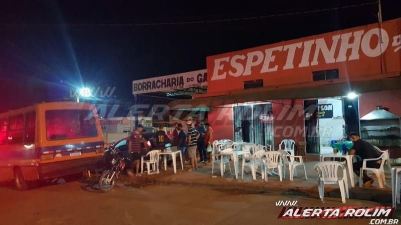 Homem perde o controle da direção do carro e atinge várias mesas de lanchonete e outros veículos em Rolim de Moura Homem perde o controle da direção do carro e atinge várias mesas de lanchonete e outros veículos em Rolim de Moura