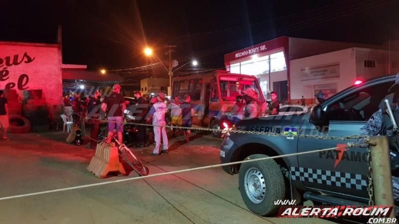 Homem perde o controle da direção do carro e atinge várias mesas de lanchonete e outros veículos em Rolim de Moura Homem perde o controle da direção do carro e atinge várias mesas de lanchonete e outros veículos em Rolim de Moura