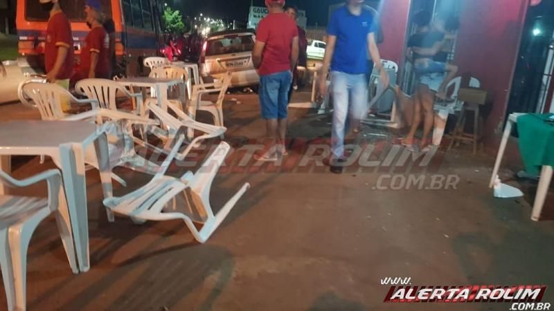 Homem perde o controle da direção do carro e atinge várias mesas de lanchonete e outros veículos em Rolim de Moura Homem perde o controle da direção do carro e atinge várias mesas de lanchonete e outros veículos em Rolim de Moura