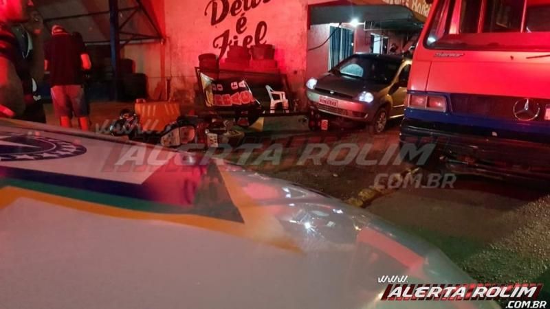 Homem perde o controle da direção do carro e atinge várias mesas de lanchonete e outros veículos em Rolim de Moura Homem perde o controle da direção do carro e atinge várias mesas de lanchonete e outros veículos em Rolim de Moura