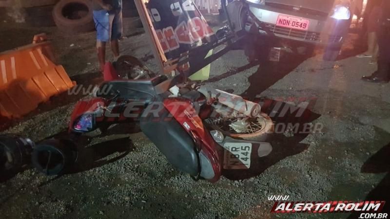 Homem perde o controle da direção do carro e atinge várias mesas de lanchonete e outros veículos em Rolim de Moura Homem perde o controle da direção do carro e atinge várias mesas de lanchonete e outros veículos em Rolim de Moura