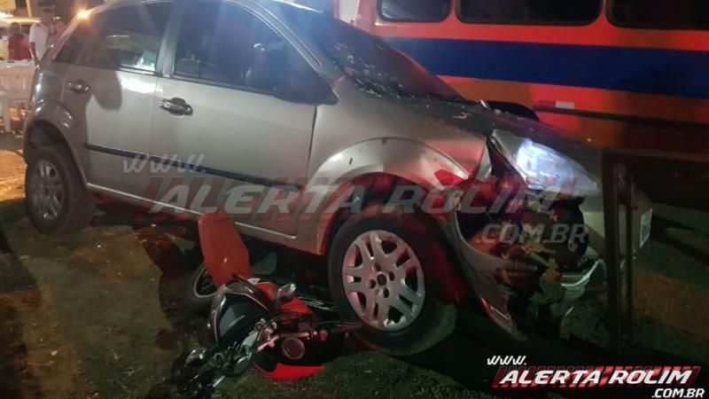 Homem perde o controle da direção do carro e atinge várias mesas de lanchonete e outros veículos em Rolim de Moura Homem perde o controle da direção do carro e atinge várias mesas de lanchonete e outros veículos em Rolim de Moura