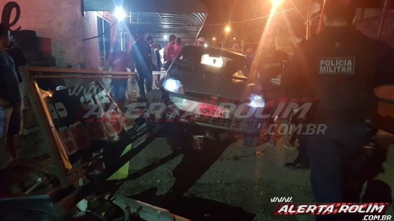 Homem perde o controle da direção do carro e atinge várias mesas de lanchonete e outros veículos em Rolim de Moura Homem perde o controle da direção do carro e atinge várias mesas de lanchonete e outros veículos em Rolim de Moura