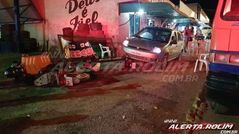 Homem perde o controle da direção do carro e atinge várias mesas de lanchonete e outros veículos em Rolim de Moura Homem perde o controle da direção do carro e atinge várias mesas de lanchonete e outros veículos em Rolim de Moura