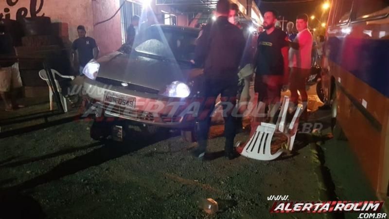 Homem perde o controle da direção do carro e atinge várias mesas de lanchonete e outros veículos em Rolim de Moura Homem perde o controle da direção do carro e atinge várias mesas de lanchonete e outros veículos em Rolim de Moura
