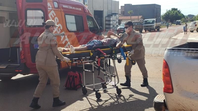 Idoso é socorrido pelo Corpo de Bombeiros após ser atingido por caminhonete em Rolim de Moura - Vídeo Idoso é socorrido pelo Corpo de Bombeiros após ser atingido por caminhonete em Rolim de Moura - Vídeo