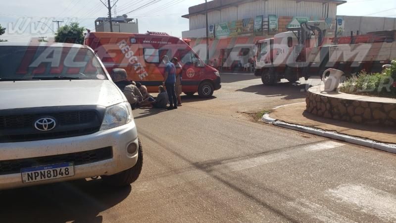Idoso é socorrido pelo Corpo de Bombeiros após ser atingido por caminhonete em Rolim de Moura - Vídeo Idoso é socorrido pelo Corpo de Bombeiros após ser atingido por caminhonete em Rolim de Moura - Vídeo