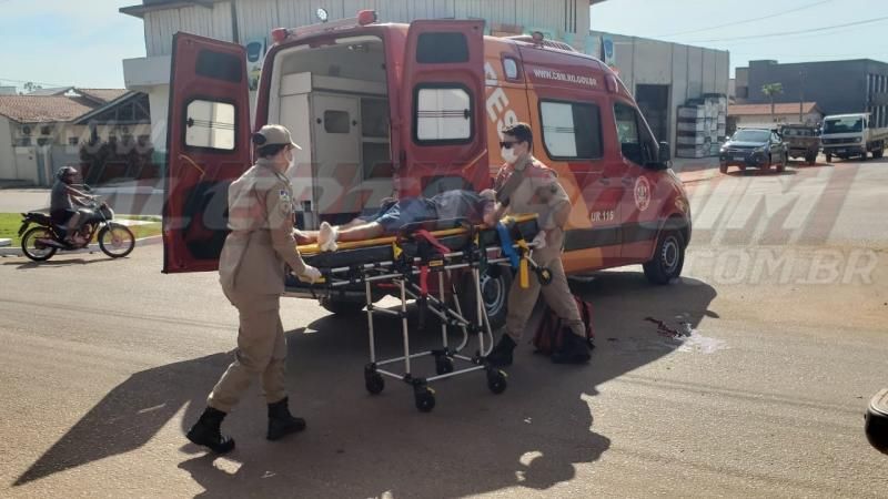 Idoso é socorrido pelo Corpo de Bombeiros após ser atingido por caminhonete em Rolim de Moura - Vídeo Idoso é socorrido pelo Corpo de Bombeiros após ser atingido por caminhonete em Rolim de Moura - Vídeo