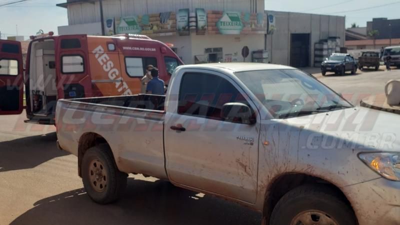 Idoso é socorrido pelo Corpo de Bombeiros após ser atingido por caminhonete em Rolim de Moura - Vídeo Idoso é socorrido pelo Corpo de Bombeiros após ser atingido por caminhonete em Rolim de Moura - Vídeo