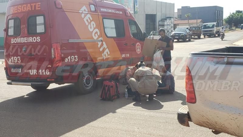 Idoso é socorrido pelo Corpo de Bombeiros após ser atingido por caminhonete em Rolim de Moura - Vídeo Idoso é socorrido pelo Corpo de Bombeiros após ser atingido por caminhonete em Rolim de Moura - Vídeo