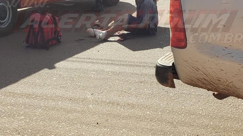 Idoso é socorrido pelo Corpo de Bombeiros após ser atingido por caminhonete em Rolim de Moura - Vídeo Idoso é socorrido pelo Corpo de Bombeiros após ser atingido por caminhonete em Rolim de Moura - Vídeo